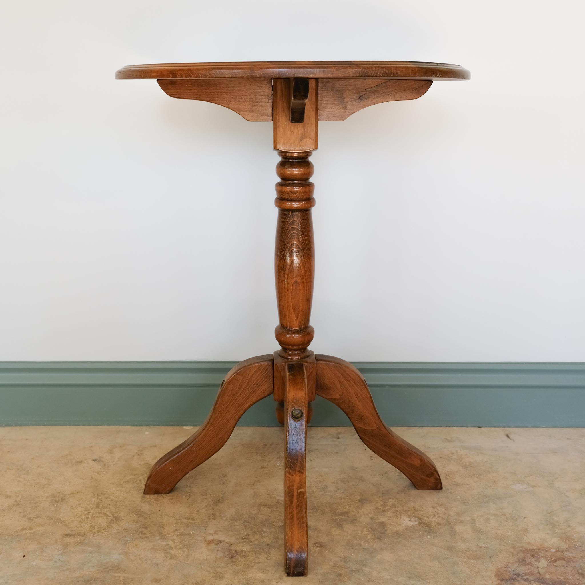 MID 20TH CENTURY CIRCULAR OAK SIDE TABLE