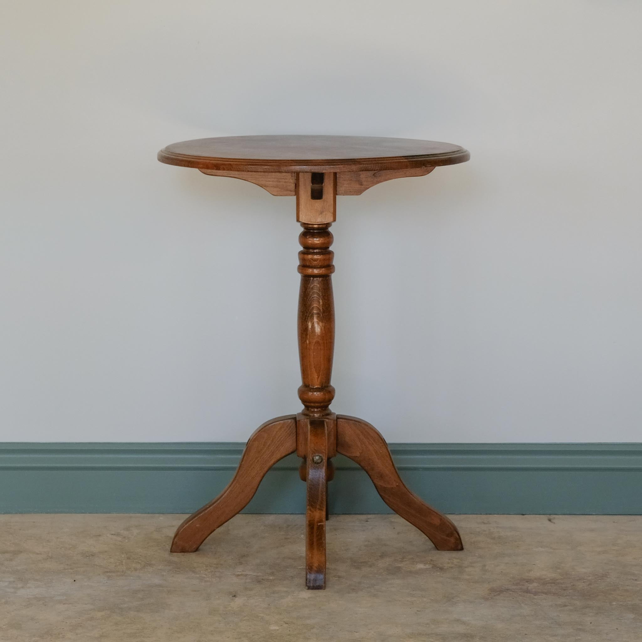 MID 20TH CENTURY CIRCULAR OAK SIDE TABLE