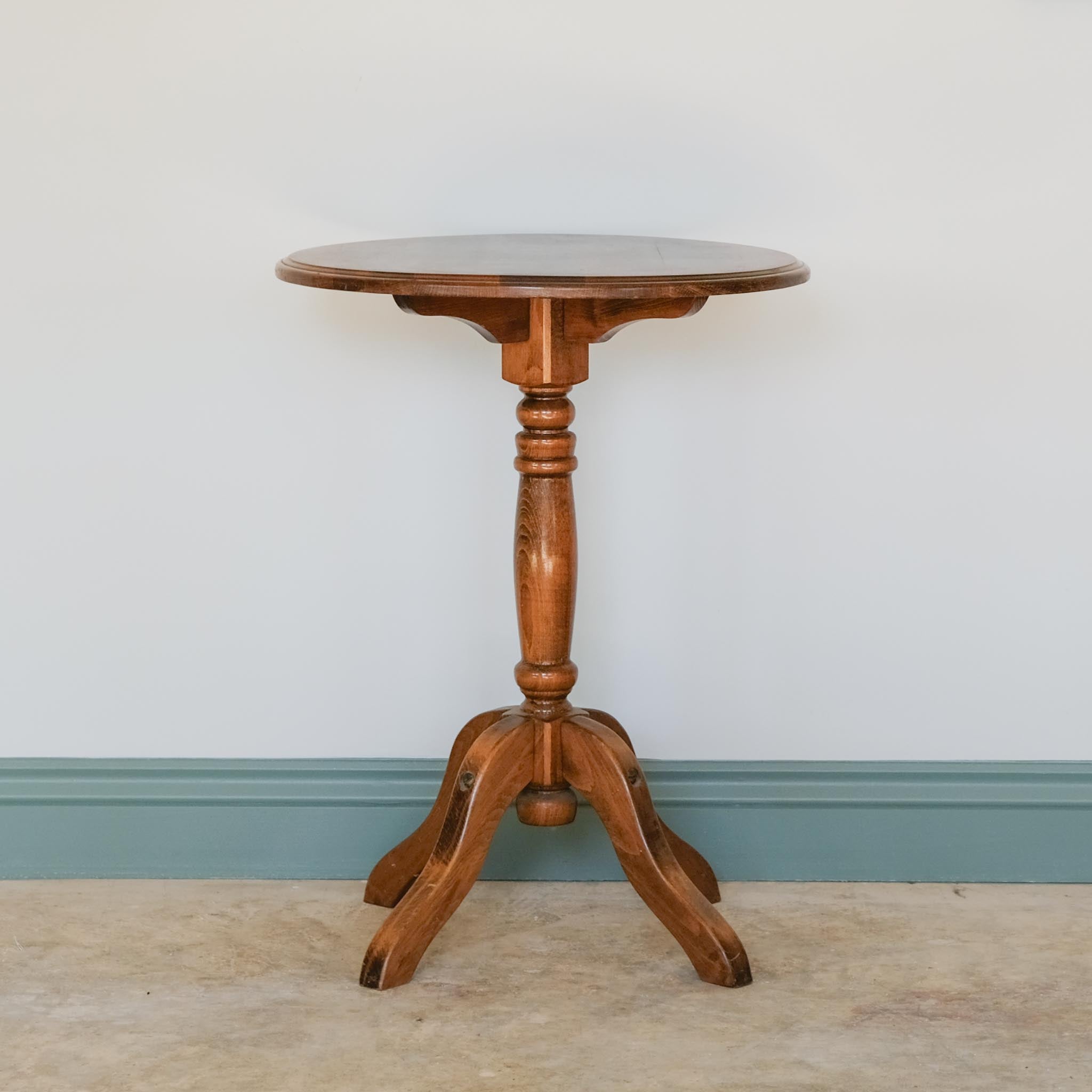 MID 20TH CENTURY CIRCULAR OAK SIDE TABLE